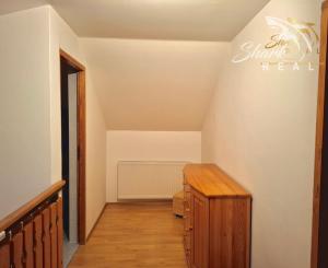 ZNÍŽENÁ CENA - Útulný rodinný dom s veľkou upravenou záhradou