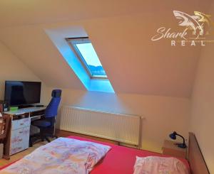 ZNÍŽENÁ CENA - Útulný rodinný dom s veľkou upravenou záhradou