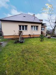 Rodinný dom s veľkorysým investičným pozemkom na predaj
