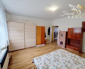 Rodinný dom s veľkorysým investičným pozemkom na predaj