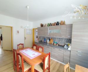 Rodinný dom s veľkorysým investičným pozemkom na predaj