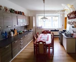 Rodinný dom s veľkorysým investičným pozemkom na predaj