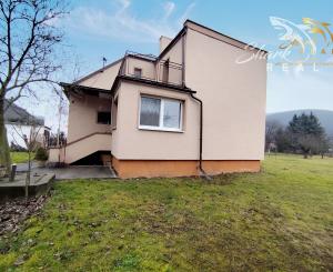 Rodinný dom s veľkorysým investičným pozemkom na predaj