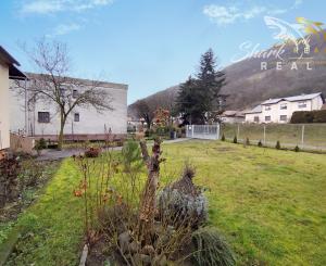 Rodinný dom s veľkorysým investičným pozemkom na predaj