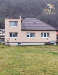 Rodinný dom s veľkorysým investičným pozemkom na predaj