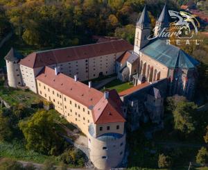 Rodinný dom s veľkorysým investičným pozemkom na predaj