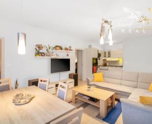 !ZNÍŽENÁ CENA! Slnečný 4-izbový byt s terasou len 10 km od Bratislavy