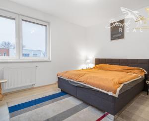 !ZNÍŽENÁ CENA! Slnečný 4-izbový byt s terasou len 10 km od Bratislavy