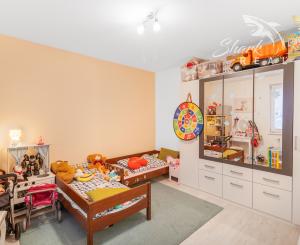 !ZNÍŽENÁ CENA! Slnečný 4-izbový byt s terasou len 10 km od Bratislavy