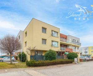 !ZNÍŽENÁ CENA! Slnečný 4-izbový byt s terasou len 10 km od Bratislavy