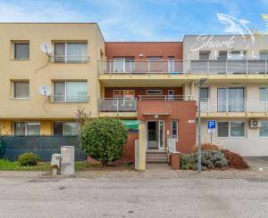 !ZNÍŽENÁ CENA! Slnečný 4-izbový byt s terasou len 10 km od Bratislavy