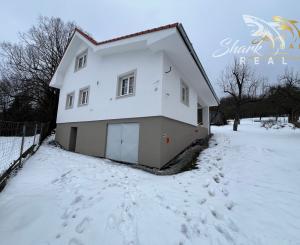 Chalupa s krásnym výhľadom na štiavnické vrchy