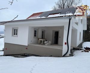 Chalupa s krásnym výhľadom na štiavnické vrchy