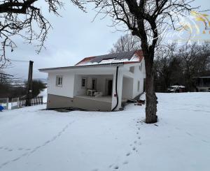 Chalupa s krásnym výhľadom na štiavnické vrchy