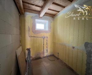 Chalupa s krásnym výhľadom na štiavnické vrchy