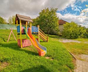 Na prenájom očarujúci penzión Dahlia s vynikajúcimi recenziami, reštauráciou, welness a ihriskom