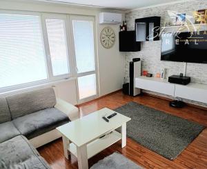  NA PREDAJ 3-IZBOVÝ BYT PO KOMPLETNEJ REKONŠTRUKCII | KLÍMA | BALKÓN | KOMENSKÉHO – TREBIŠOV 