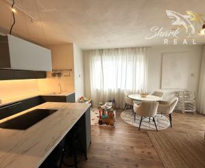 NOVOSTAVBA 3i byt s 2 Parkovacími miestami hneď pred bytom, KOMPLET Zariadený