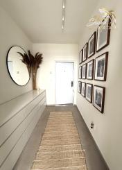 NOVOSTAVBA 3i byt s 2 Parkovacími miestami hneď pred bytom, KOMPLET Zariadený