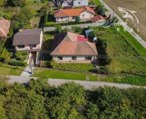 SUPER LOKALITA 6-izbový rodinný dom s veľkým pozemkom v Komjaticiach