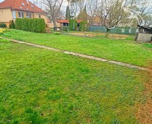 Priestranný rodinný dom s veľkou záhradou v TOP lokalite!