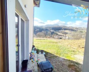 Byt v novostavbe so záhradou neďaleko tajchu a centra mesta