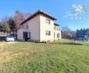 Byt v novostavbe so záhradou neďaleko tajchu a centra mesta