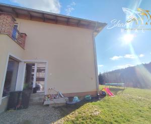 Byt v novostavbe so záhradou neďaleko tajchu a centra mesta