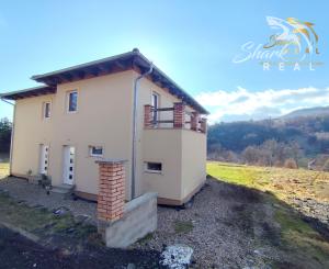 Byt v novostavbe so záhradou neďaleko tajchu a centra mesta