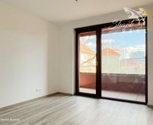 Holobyt v novostavbe ZWIRN s 10 m² zasklenou loggiou – vytvorte si bývanie podľa seba