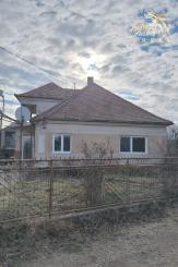 PRIESTRANNÝ RODINNÝ DOM S VEĽKÝM POZEMKOM A DRUHOU STAVBOU – CABAJ-ČÁPOR (PEREŠ)