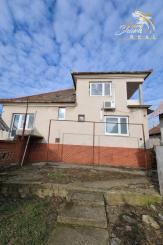 PRIESTRANNÝ RODINNÝ DOM S VEĽKÝM POZEMKOM A DRUHOU STAVBOU – CABAJ-ČÁPOR (PEREŠ)