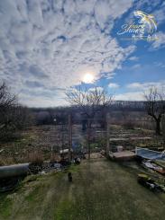 PRIESTRANNÝ RODINNÝ DOM S VEĽKÝM POZEMKOM A DRUHOU STAVBOU – CABAJ-ČÁPOR (PEREŠ)