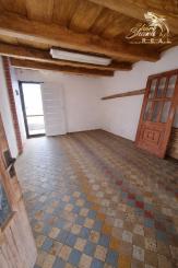 PRIESTRANNÝ RODINNÝ DOM S VEĽKÝM POZEMKOM A DRUHOU STAVBOU – CABAJ-ČÁPOR (PEREŠ)