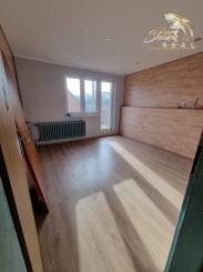 PRIESTRANNÝ RODINNÝ DOM S VEĽKÝM POZEMKOM A DRUHOU STAVBOU – CABAJ-ČÁPOR (PEREŠ)