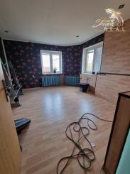 PRIESTRANNÝ RODINNÝ DOM S VEĽKÝM POZEMKOM A DRUHOU STAVBOU – CABAJ-ČÁPOR (PEREŠ)