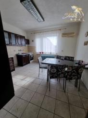 PRIESTRANNÝ RODINNÝ DOM S VEĽKÝM POZEMKOM A DRUHOU STAVBOU – CABAJ-ČÁPOR (PEREŠ)