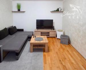 NA PRENÁJOM zrekonštruovaný 1-izbový byt 