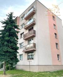 TOP PONUKA! 4 izbový byt s balkónom v širšom centre mesta Šahy