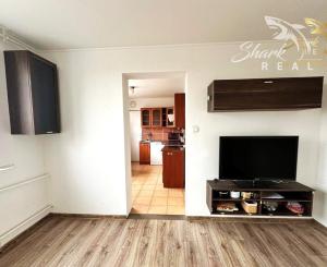 TOP PONUKA! 4 izbový byt s balkónom v širšom centre mesta Šahy