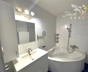 TOP PONUKA! 4 izbový byt s balkónom v širšom centre mesta Šahy