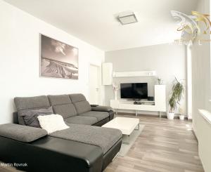 Tichý a presvetlený 2-izbový byt na najvyššom poschodí s balkónom a výťahom