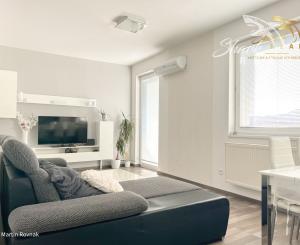 Tichý a presvetlený 2-izbový byt na najvyššom poschodí s balkónom a výťahom