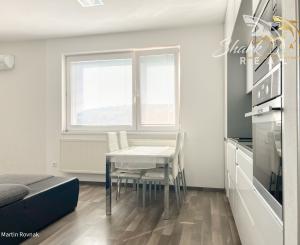 Tichý a presvetlený 2-izbový byt na najvyššom poschodí s balkónom a výťahom