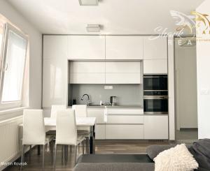 Tichý a presvetlený 2-izbový byt na najvyššom poschodí s balkónom a výťahom