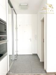 Tichý a presvetlený 2-izbový byt na najvyššom poschodí s balkónom a výťahom