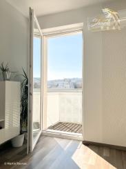 Tichý a presvetlený 2-izbový byt na najvyššom poschodí s balkónom a výťahom