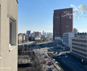 Tichý a presvetlený 2-izbový byt na najvyššom poschodí s balkónom a výťahom