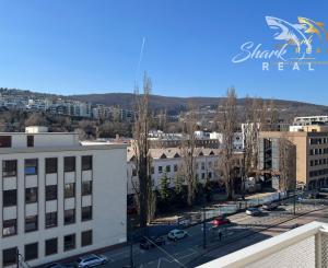 Tichý a presvetlený 2-izbový byt na najvyššom poschodí s balkónom a výťahom