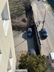 Tichý a presvetlený 2-izbový byt na najvyššom poschodí s balkónom a výťahom